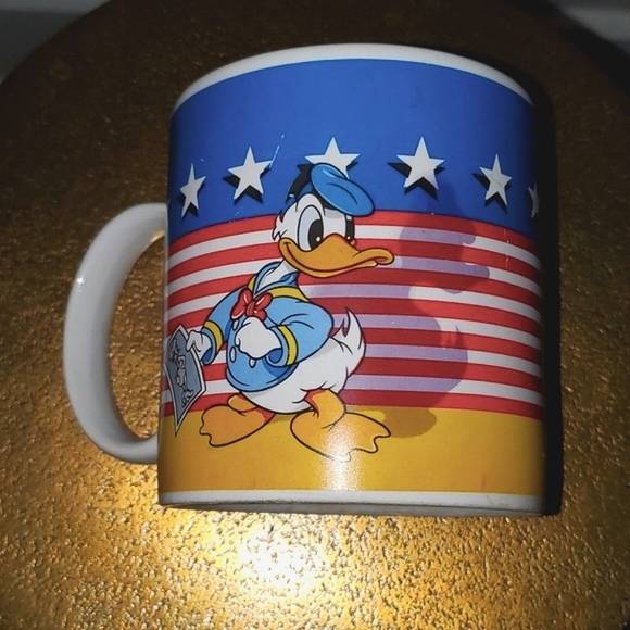 VTG Disney Mug featuring Donald and Daisy Duck - Picture 7 of 8